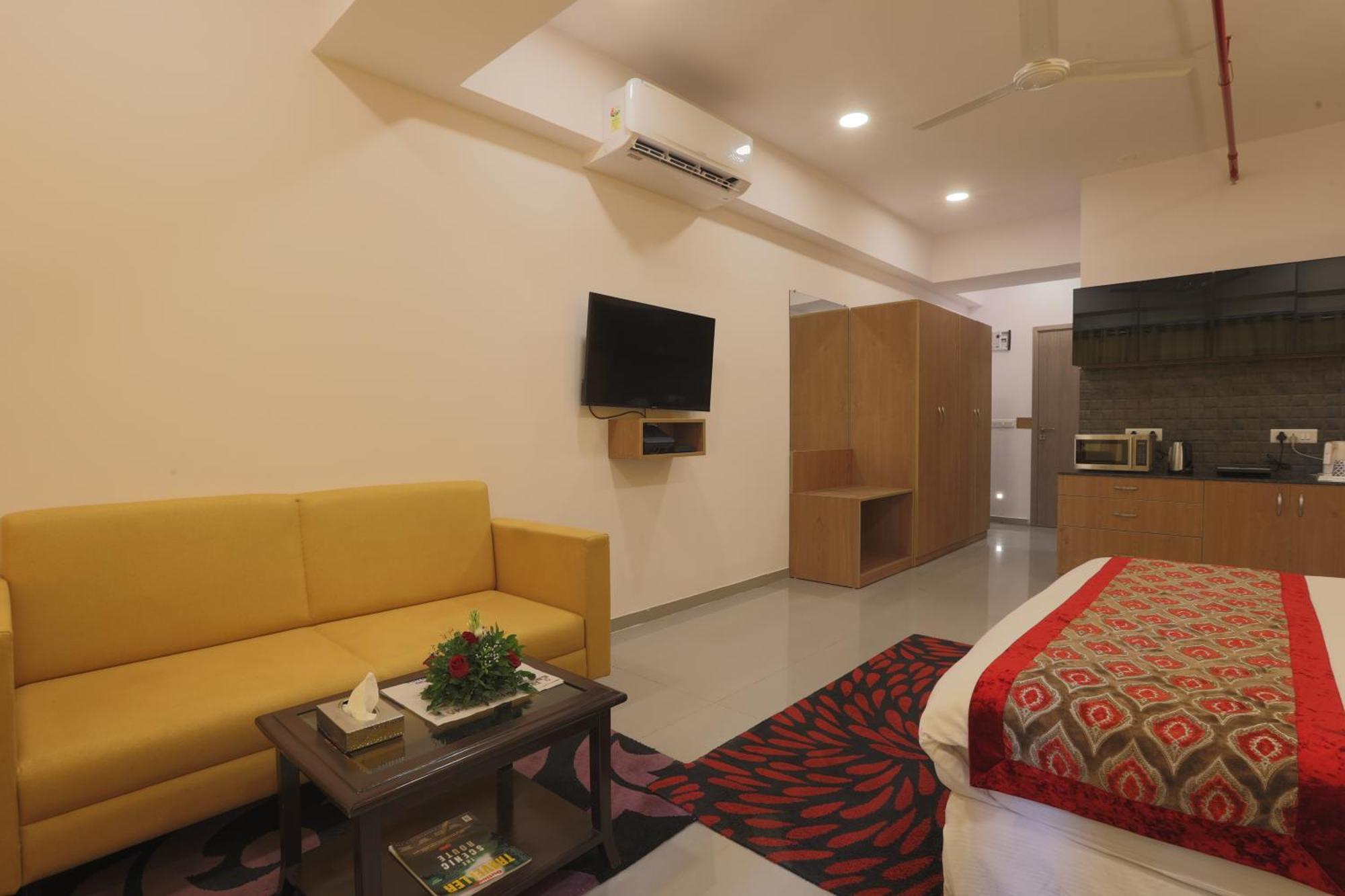 Hotel Downtown Gandhinagar Kültér fotó