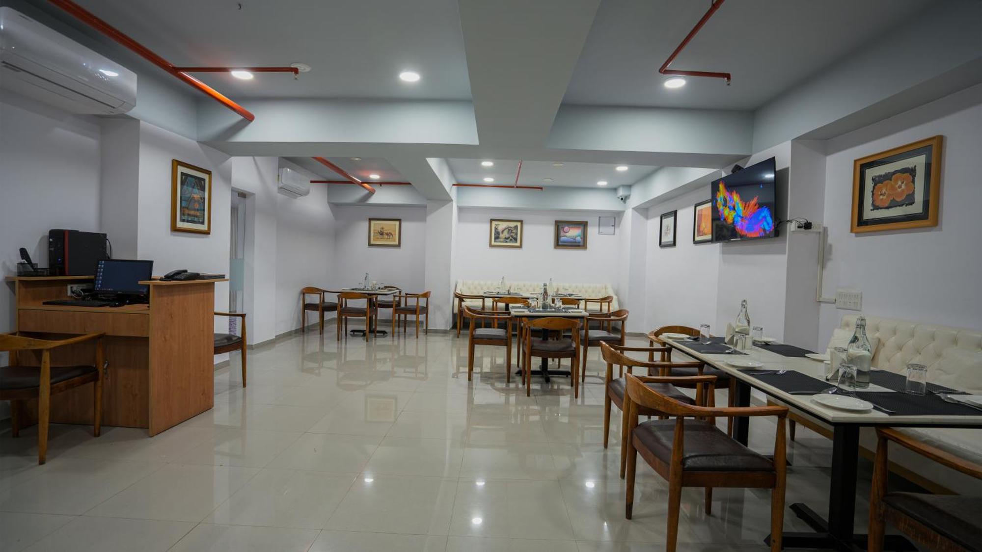 Hotel Downtown Gandhinagar Kültér fotó