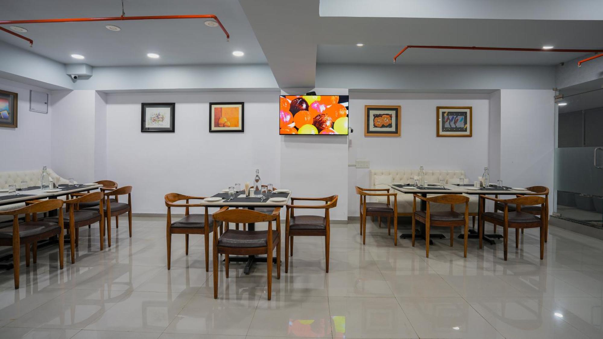 Hotel Downtown Gandhinagar Kültér fotó