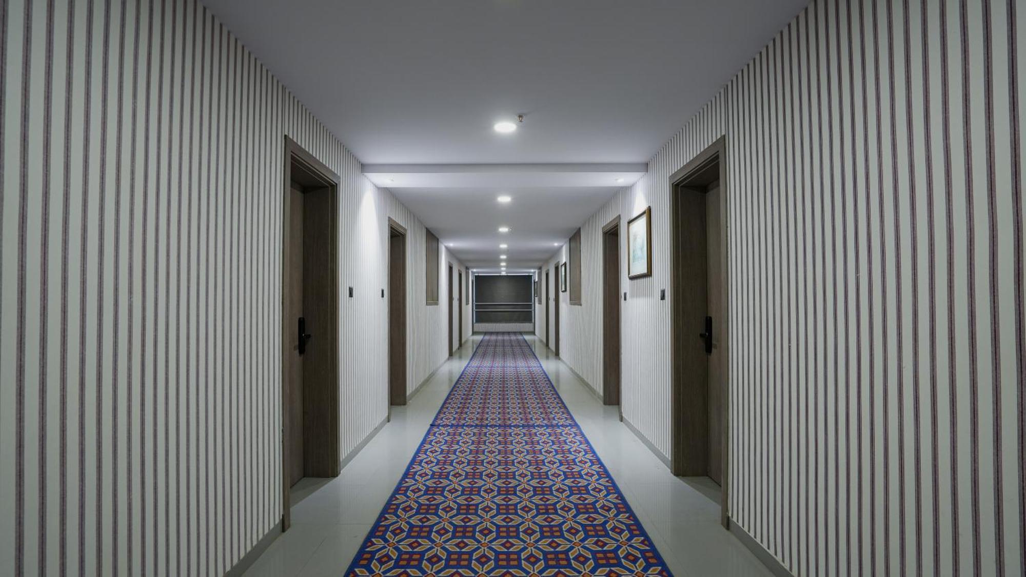 Hotel Downtown Gandhinagar Kültér fotó
