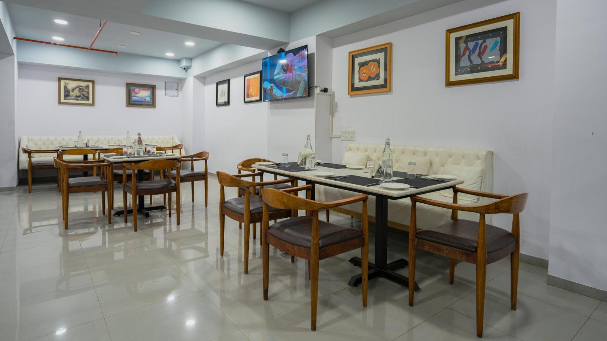 Hotel Downtown Gandhinagar Kültér fotó
