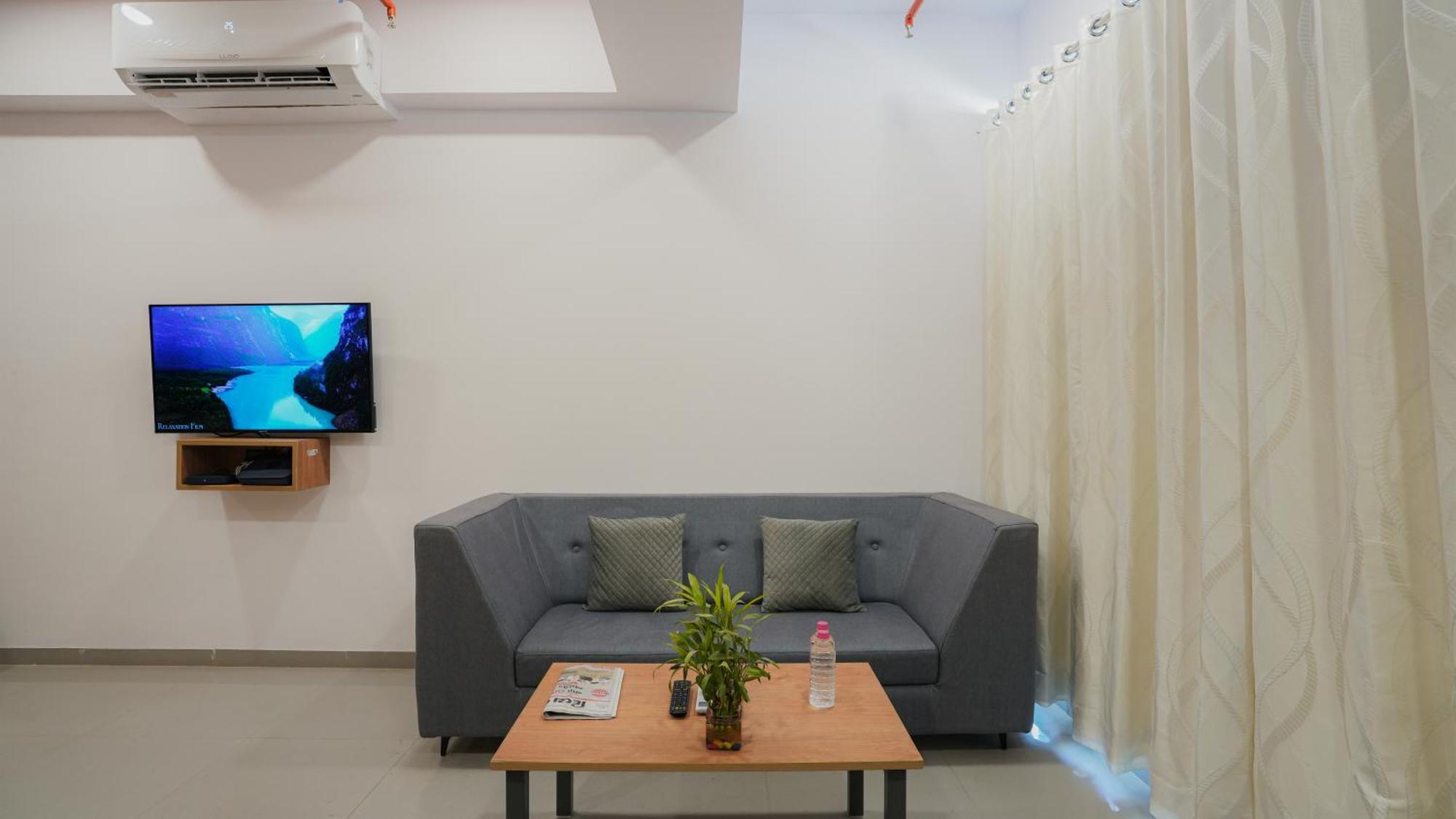 Hotel Downtown Gandhinagar Kültér fotó